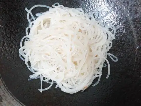 Cách nấu phở bò này chẳng những rất đơn giản và dễ dàng mà nguyên liệu cũng rất "cơ bản" và dễ tìm nữa.