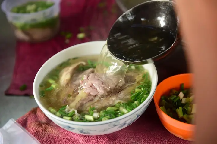 Sài Gòn có phở Tàu Bay, ăn tô xe lửa cả ngày... chán cơm - Ảnh 1.