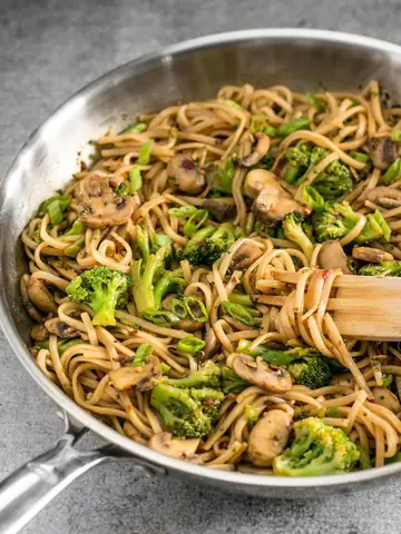 3. Phở xào chay với nấm