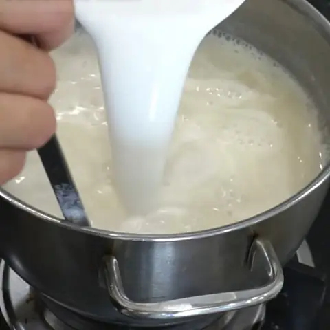 B. Đổ Lớp Rau Câu Cà Phê