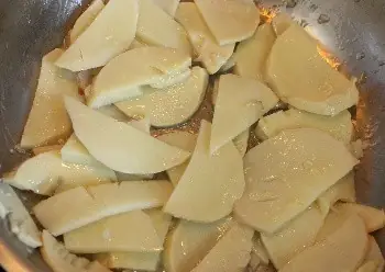 Món Canh Cá Măng Chua Với Vị Ngọt Của Cá Tươi, Vị Chua Thanh Của Măng Rất Thích Hợp Với Bữa Cơm Gia Đình. Món Canh Cá Măng Chua Với Vị Ngọt Của Cá Tươi, Vị Chua Thanh Của Măng Rất Thích Hợp Với Bữa Cơm Gia Đình.