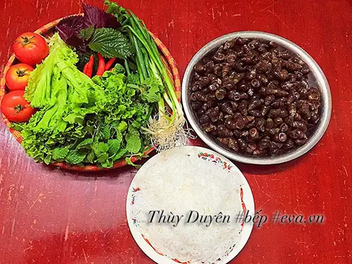 Thưởng thức bát bún ốc nóng hổi, giòn ngon, có vị chua thanh nhẹ vào bữa sáng thật thích thú.