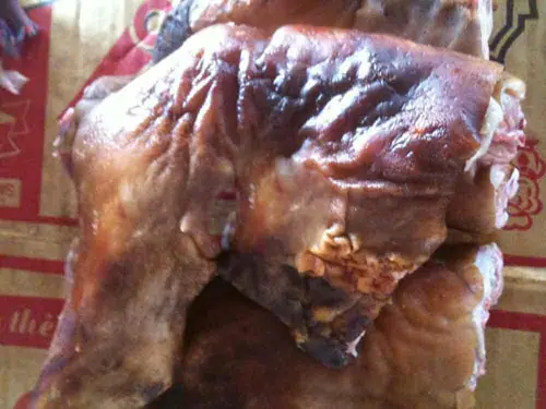 Rựa mận thịt chó là món khoái khẩu của rất nhiều người bởi hương vị đậm đà dậy mùi thơm rất đặc trưng. Một khi nấu món rựa mận muốn “giấu nhẹm” cũng không thể được vì mùi hương của nó sẽ tự “khai báo” với cả xóm. Rựa mận thịt chó là món khoái khẩu của rất nhiều người bởi hương vị đậm đà dậy mùi thơm rất đặc trưng. Một khi nấu món rựa mận muốn “giấu nhẹm” cũng không thể được vì mùi hương của nó sẽ tự “khai báo” với cả xóm.