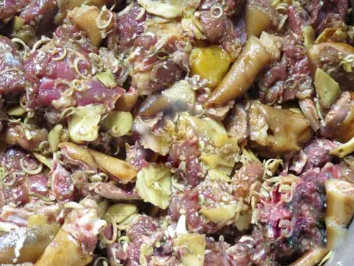 Rựa mận thịt chó là món khoái khẩu của rất nhiều người bởi hương vị đậm đà dậy mùi thơm rất đặc trưng. Một khi nấu món rựa mận muốn “giấu nhẹm” cũng không thể được vì mùi hương của nó sẽ tự “khai báo” với cả xóm. Rựa mận thịt chó là món khoái khẩu của rất nhiều người bởi hương vị đậm đà dậy mùi thơm rất đặc trưng. Một khi nấu món rựa mận muốn “giấu nhẹm” cũng không thể được vì mùi hương của nó sẽ tự “khai báo” với cả xóm.