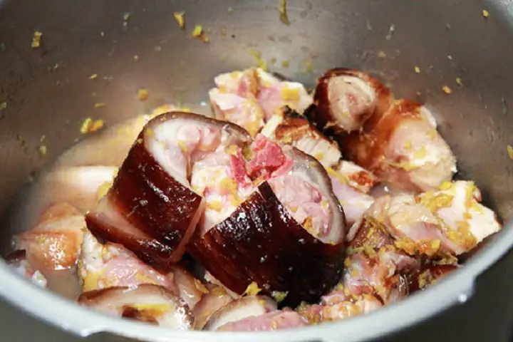 Bước 3: Ướp Chân Giò Với Các Gia Vị Nấu Rượu Mận