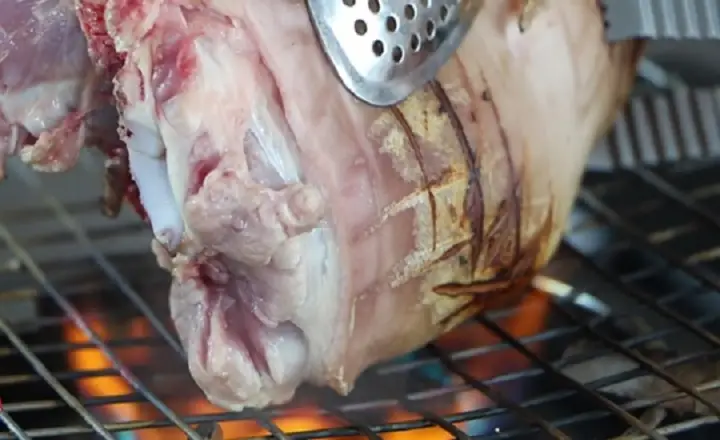 Bước 2: Nướng Sơ Qua Chân Giò Lợn