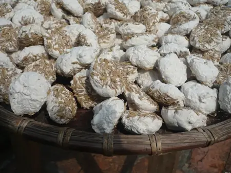 Chuẩn Bị Nguyên Liệu Nấu Rượu Nếp: Gạo Và Men Rượu Chuẩn Bị Nguyên Liệu Nấu Rượu Nếp: Gạo Và Men Rượu