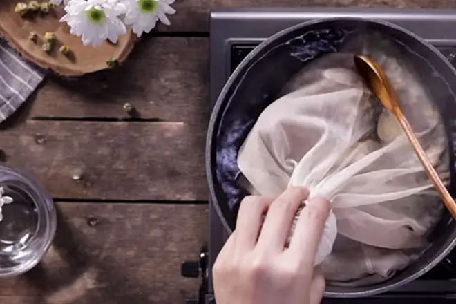 Cách Nấu Nước Sâm Bông Cúc Với Ngò Rí, La Hán Quả, Râu Ngô Và Mã Đề