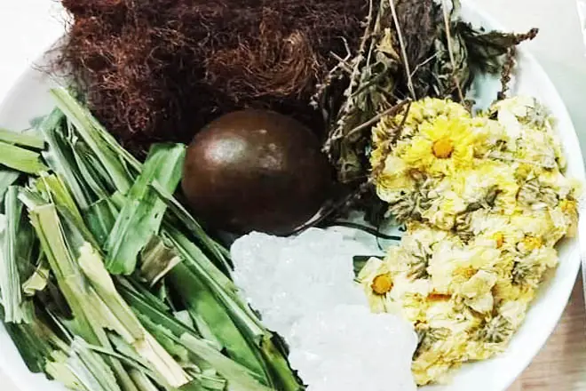 Cách Nấu Nước Sâm Bông Cúc Với Ngò Rí, La Hán Quả, Râu Ngô Và Mã Đề