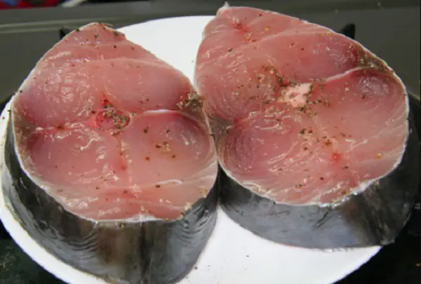 Bước 1: Sơ chế và ướp cá