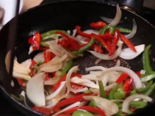 Xào rau củ vừa chín tới