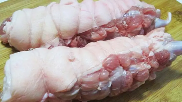 Bước 2: Ướp thịt và nhồi thịt