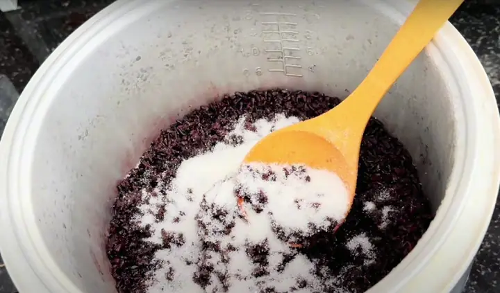 Bước 4: Nấu Nếp Cẩm Dẻo Mềm