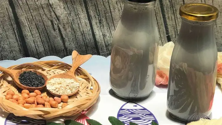 Nấu Sữa Đậu Phộng Với Mè Đen