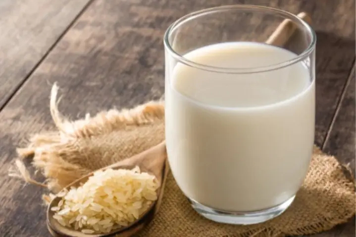 3.2 Cách làm sữa gạo rang với sữa đặc