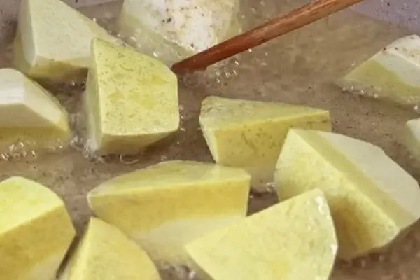 Bước 2: Chiên Khoai Môn Và Đậu Phụ Bước 2: Chiên Khoai Môn Và Đậu Phụ