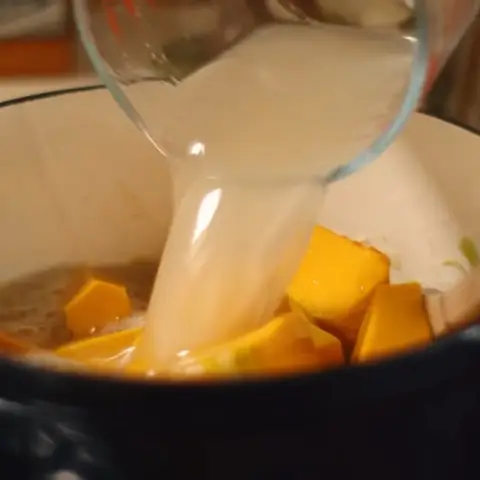 Nấu súp bí đỏ