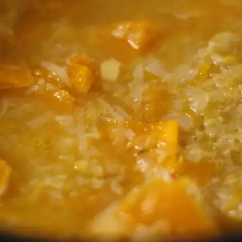 Nấu súp bí đỏ