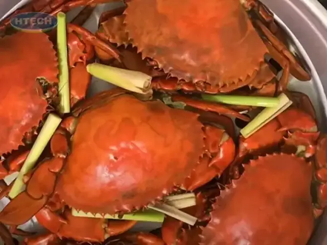 Luộc Trứng Cút, Thịt Gà Xé Sợi Và Hấp Vừa Chín Tới Cua Luộc Trứng Cút, Thịt Gà Xé Sợi Và Hấp Vừa Chín Tới Cua