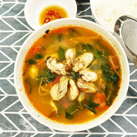 Canh hàu cà chua dễ nấu và rất tốt cho sức khỏe nên chị em nhớ thử nha.