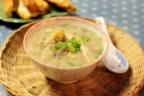 Mách bạn cách nấu cháo thịt gà đỗ xanh thơm ngon bổ dưỡng.