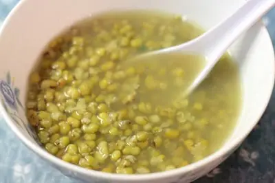 Mách bạn cách nấu cháo thịt gà đỗ xanh thơm ngon bổ dưỡng.