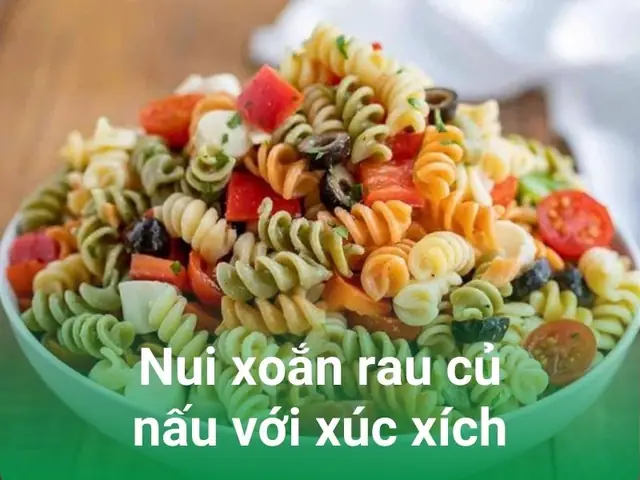 Nui Xoắn Rau Củ Nấu Với Xúc Xích Nui Xoắn Rau Củ Nấu Với Xúc Xích