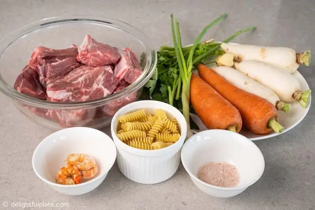 Món Mỳ Ống Việt Nam Với Sườn Heo Hay Còn Gọi Là Soup Nui Sườn Heo Được Chế Biến Theo Cách Dưới Đây Rất Đơn Giản Nhưng Lại Đậm Đà Hương Vị, Dùng Cho Bữa Sáng Hay Nữa Trưa Đều Vô Cùng Tuyệt Vời.