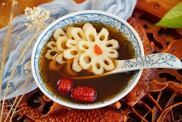 Món canh củ sen táo đỏ