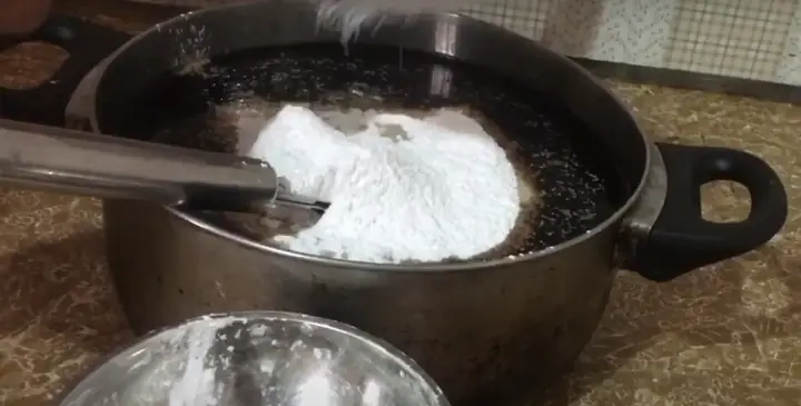 Bước 5: Trộn Nước Thạch Với Đường Và Bột Năng Bước 5: Trộn Nước Thạch Với Đường Và Bột Năng