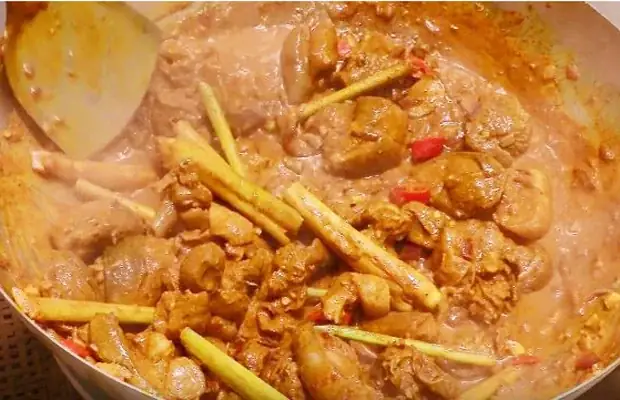 Bước 3: Nấu dê xào lăn nước cốt dừa Bước 3: Nấu dê xào lăn nước cốt dừa