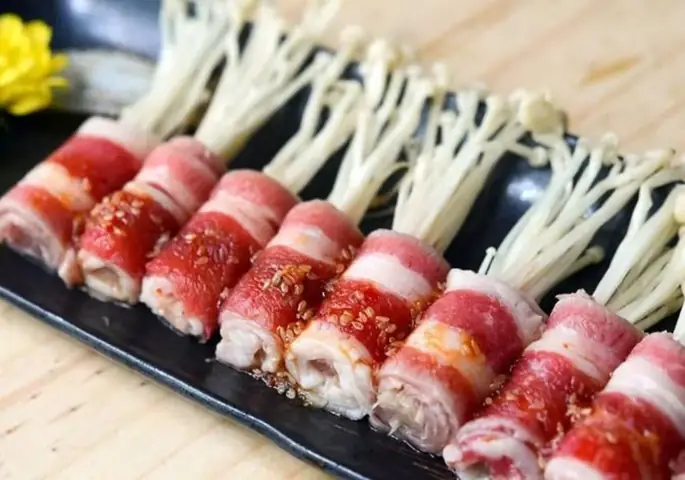 Cách Chế Biến Món Món Thịt Bò Ba Chỉ Cuộn Nấm Kim Châm Nướng Sốt Hàn Quốc: