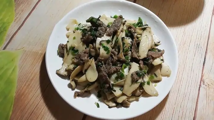2. Thịt bò xào nấm