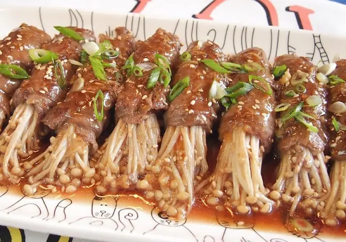 13. Bò Cuộn Nấm Kim Châm