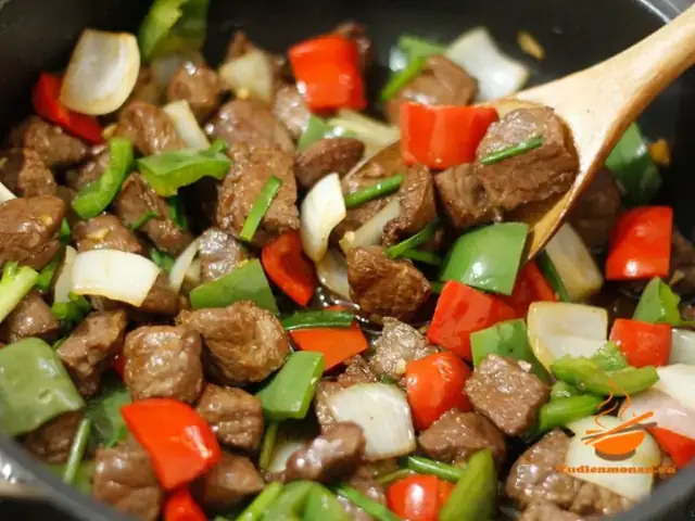 Thịt Bò Xào Ớt Chuông – Món Ngon Đơn Giản Mà Đậm Vị Nhà Hàng