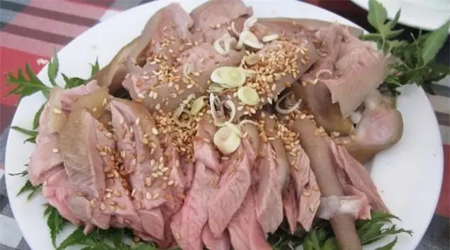 Rất nhiều chị em khi chế biến thịt dê tại nhà vẫn chưa biết cách khử mùi hôi của dê để làm cho món ăn trọn vị hấp dẫn nhất.