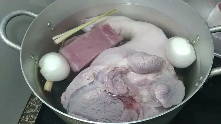 Bước 1: Thực Hiện Sơ Chế Các Nguyên Liệu