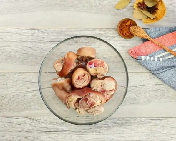 Bước 2: Tiến Hành Ướp Thịt Cho Món Thịt Đông