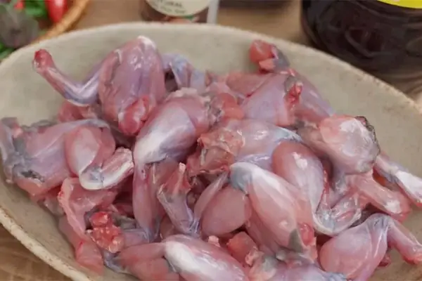 Bước 1: Sơ chế ếch