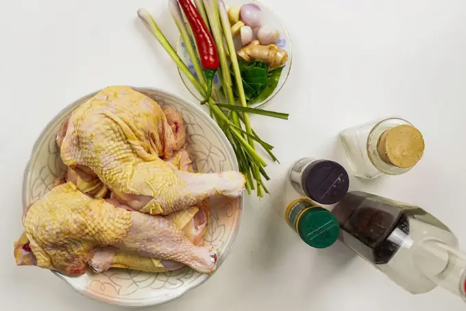 Nguyên liệu món gà xào sả ớt: