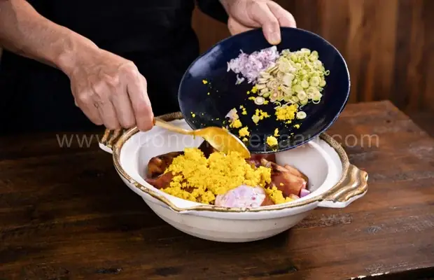 Bước 3: Ướp Giò Heo