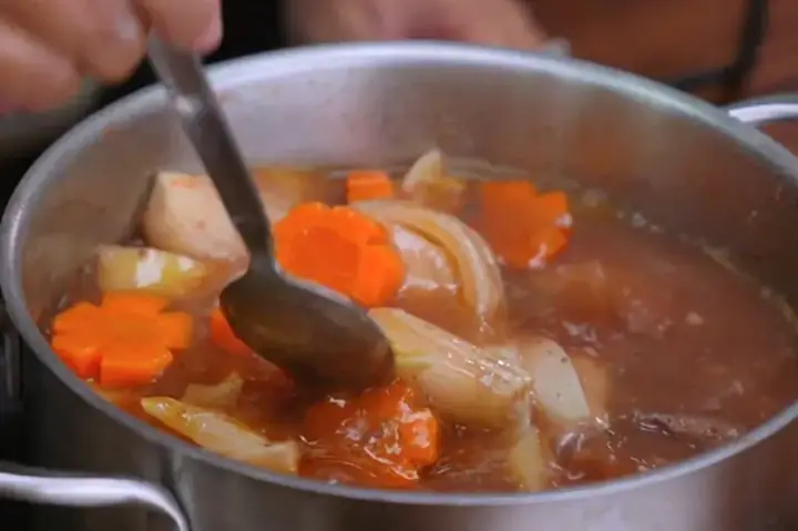 Làm thịt bò hầm khoai tây