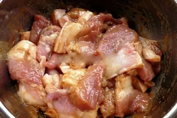 Bước 2: Ướp Thịt