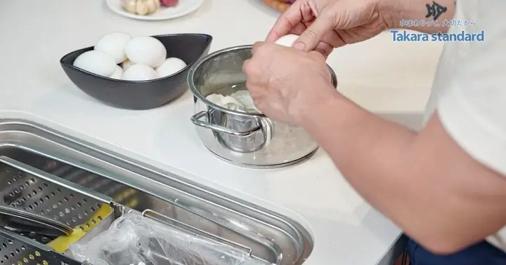 Bước 2: Ướp Thịt Và Luộc Trứng