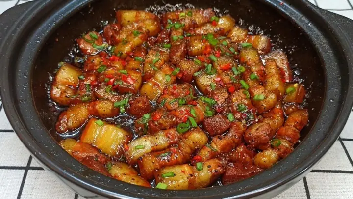 2. Hướng Dẫn Chi Tiết Cách Nấu Thịt Kho Mắm Ruốc Sả