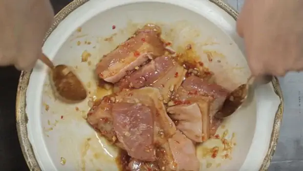 Bước 2: Ướp Thịt