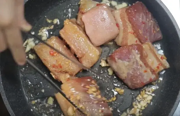 Bước 3: Xào Thịt