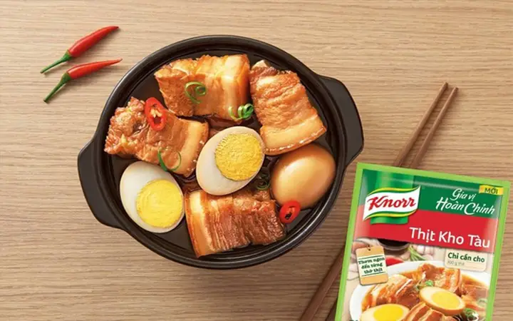 2Dùng gói gia vị thịt kho tàu