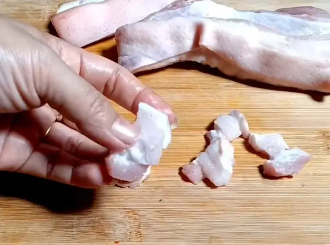– Bước 2: Rửa và cắt thịt ba rọi