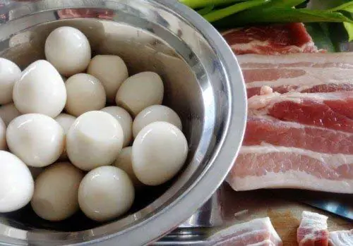 Cách Nấu Thịt Kho Trứng Cút Với Nước Dừa Ngon Cơm Vô Cùng